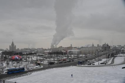 Москва. Вид на Большой Москворецкий мост со стороны храма Василия Блаженного.