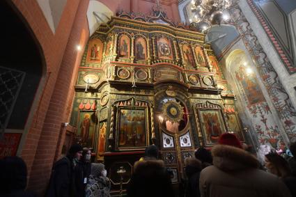 Москва. Иконы в храме Василия Блаженного.