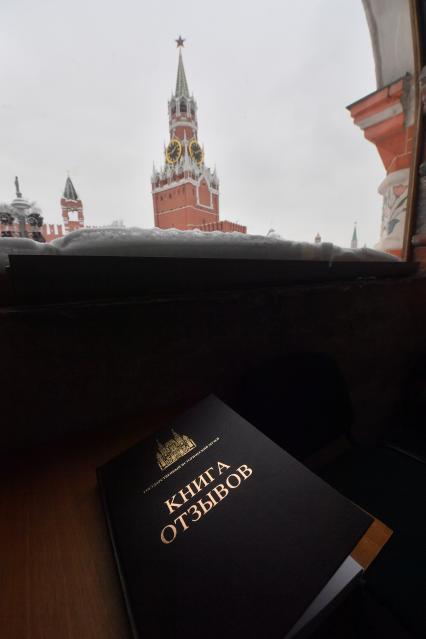 Москва. В храме Василия Блаженного.