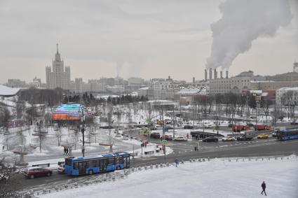 Москва. Вид на Большой Москворецкий мост со стороны храма Василия Блаженного.