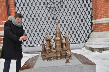 Москва. Слабовидящие посетители во время презентации тактильных моделей для незрячих и слабовидящих посетителей в храме Василия Блаженного (Покровском соборе) на Красной площади.
