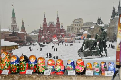Москва. Продажа сувенирной продукции у храма Василия Блаженного.