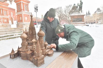 Москва. Слабовидящие посетители во время презентации тактильных моделей для незрячих и слабовидящих посетителей   в храме Василия Блаженного (Покровском соборе) на Красной площади.