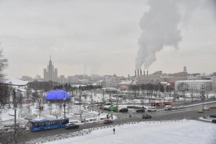 Москва. Вид на Большой Москворецкий мост со стороны храма Василия Блаженного.