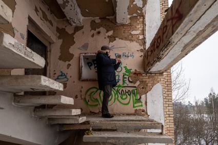 Московская область, Кубинка. Корреспондент `Комсомольской правды` Павел Клоков в бывшем пансионате `Голубое озеро`.