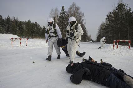 Екатеринбург. Свердловский танковый полигон. Военнослужащие военной полиции во время тактико-специальных учений по отражению нападения боевиков на блокпост, в рамках конкурса международных армейских игр Арми-2021 \'Страж порядка\'