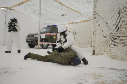 Екатеринбург. Свердловский танковый полигон. Военнослужащие военной полиции во время тактико-специальных учений по отражению нападения боевиков на блокпост, в рамках конкурса международных армейских игр Арми-2021 \'Страж порядка\'