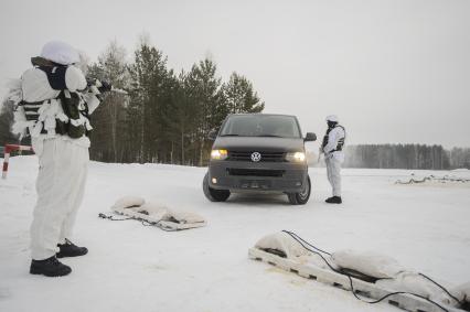 Екатеринбург. Свердловский танковый полигон. Военнослужащие военной полиции во время тактико-специальных учений по отражению нападения боевиков на блокпост, в рамках конкурса международных армейских игр Арми-2021 \'Страж порядка\'