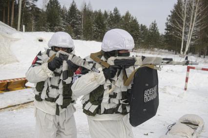 Екатеринбург. Свердловский танковый полигон. Военнослужащие военной полиции во время тактико-специальных учений по отражению нападения боевиков на блокпост, в рамках конкурса международных армейских игр Арми-2021 \'Страж порядка\'