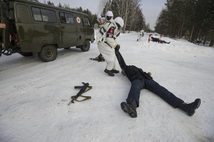 Екатеринбург. Свердловский танковый полигон. Военнослужащие военной полиции во время тактико-специальных учений по отражению нападения боевиков на блокпост, в рамках конкурса международных армейских игр Арми-2021 \'Страж порядка\'