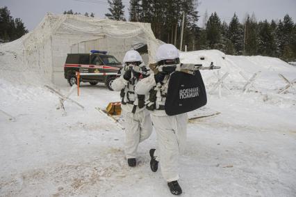 Екатеринбург. Свердловский танковый полигон. Военнослужащие военной полиции во время тактико-специальных учений по отражению нападения боевиков на блокпост, в рамках конкурса международных армейских игр Арми-2021 \'Страж порядка\'