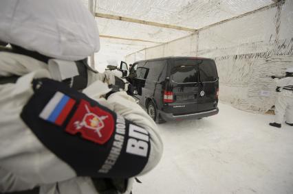 Екатеринбург. Свердловский танковый полигон. Военнослужащие военной полиции во время тактико-специальных учений по отражению нападения боевиков на блокпост, в рамках конкурса международных армейских игр Арми-2021 \'Страж порядка\'