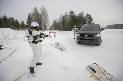 Екатеринбург. Свердловский танковый полигон. Военнослужащие военной полиции во время тактико-специальных учений по отражению нападения боевиков на блокпост, в рамках конкурса международных армейских игр Арми-2021 \'Страж порядка\'