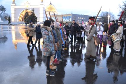 Москва. Участники реконструкции строевой подготовки царских войск на площадке `1812` в рамках праздничных мероприятий в День защитника Отечества на ВДНХ.