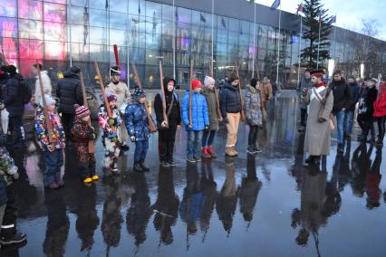 Москва. Участники реконструкции строевой подготовки царских войск на площадке `1812` в рамках праздничных мероприятий в День защитника Отечества на ВДНХ.