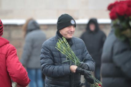 Траурный зал Хованского крематория. Церемония прощания с музыкантом Андреем Сапуновым, экс-солистом легендарной группы ВОСКРЕСЕНИЕ. 2020. На снимке: музыкант Андрей Державин