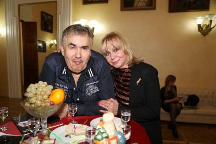 Церемония передачи музею города Мичуринска артефактов, связанных с театральной жизнью актера Владимира Зельдина. 2020. На снимке: актеры Ольга Богданова и Стас Садальский