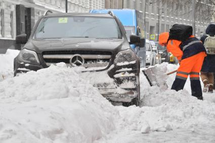 Москва. Уборка снега в центре города.