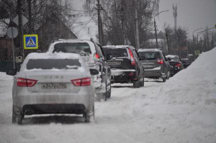 Москва. Автомобильное движение во время снегопада.