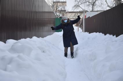 Москва. Женщина идет по заснеженной улице.