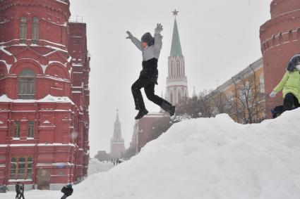 Москва. Дети играют на снежной горке на Манежной площади.