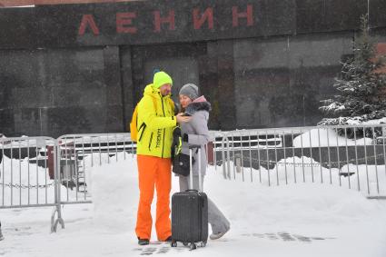 Москва. Туристы фотографируются на Красной площади.