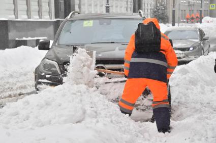 Москва. Уборка снега в центре города.