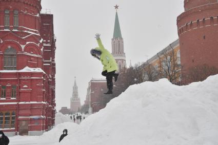 Москва. Дети играют на снежной горке на Манежной площади.