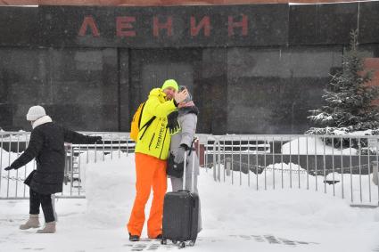 Москва. Туристы фотографируются на Красной площади.