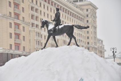 Москва. Памятник маршалу Жукову на Манежной площади.