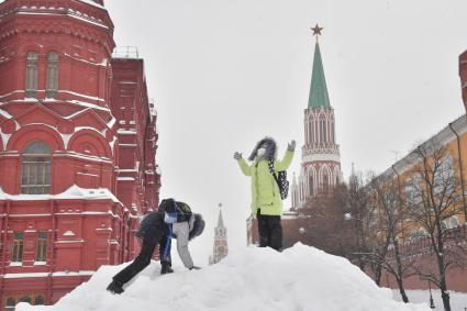 Москва. Дети играют на снежной горке на Манежной площади.