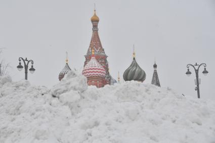 Москва. Сугробы на Красной площади.