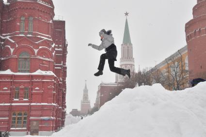 Москва. Дети играют на снежной горке на Манежной площади.