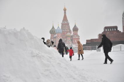 Москва. Сугробы на Красной площади.