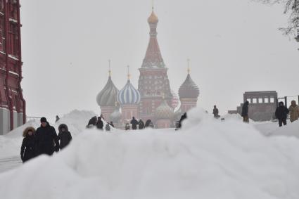 Москва. Прохожие в Кремлевском проезде.