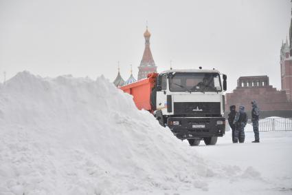 Москва. Сугробы на Красной площади.