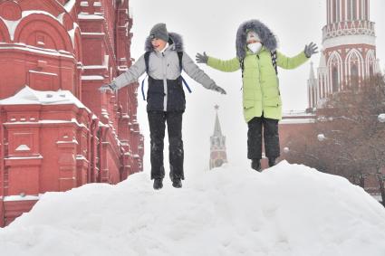 Москва. Дети играют на снежной горке в Кремлевском проезде.