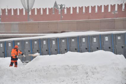 Москва. Сотрудник коммунальных служб расчищает снег.