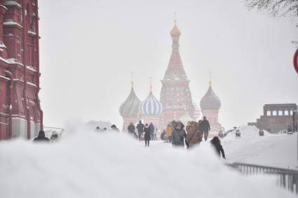 Москва. Прохожие в Кремлевском проезде.