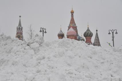 Москва. Сугробы на Красной площади.