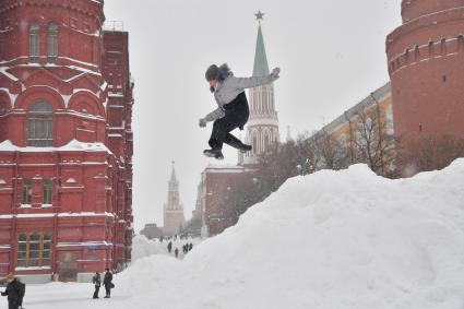 Москва. Дети играют на снежной горке на Манежной площади.