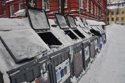 Москва. Занесенные снегом мусорные баки в центре города.