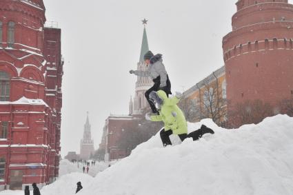 Москва. Дети играют на снежной горке на Манежной площади.