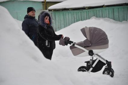 Москва. Женщина и мужчина с детской коляской.