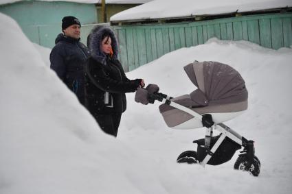 Москва. Женщина и мужчина  с детской коляской.