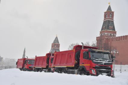 Москва. Снегоуборочная техника  на Красной площади.