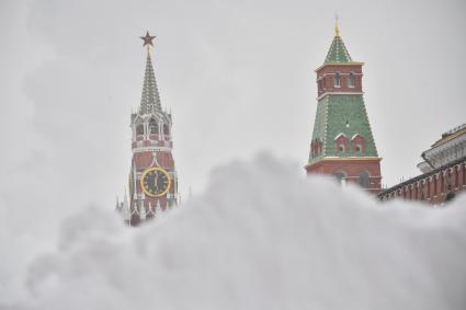 Москва. Сугробы на Красной площади.