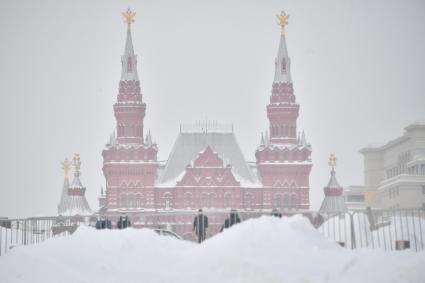 Москва. Сугробы на Красной площади.