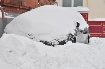 Москва. Занесенная снегом машина в центре города.