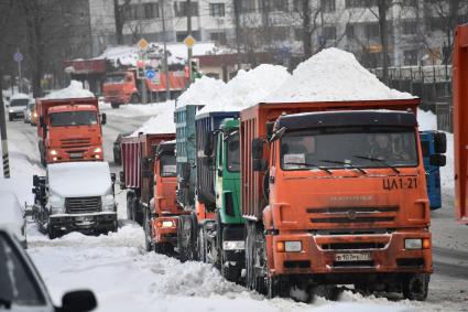 Москва.  Снегоуборочная техника на одной из улиц города.